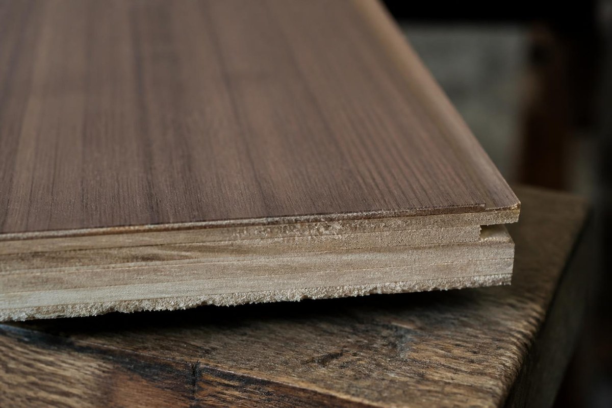 Close-up of engineered hardwood plank layers showing veneer and plywood core
